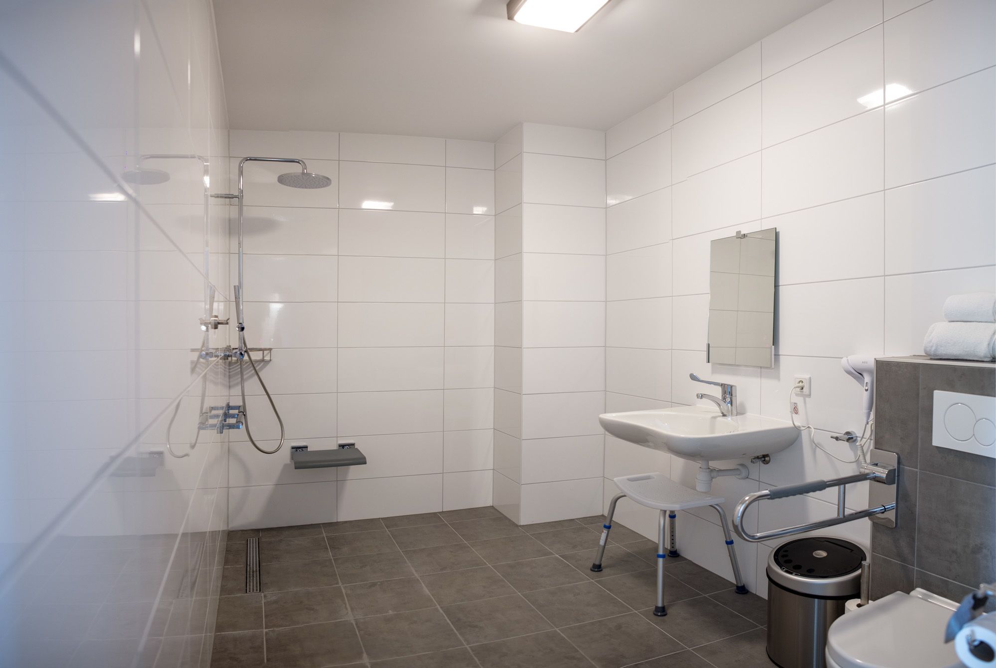 comfort room, accessible | bathroom | shower, free toiletries, towels