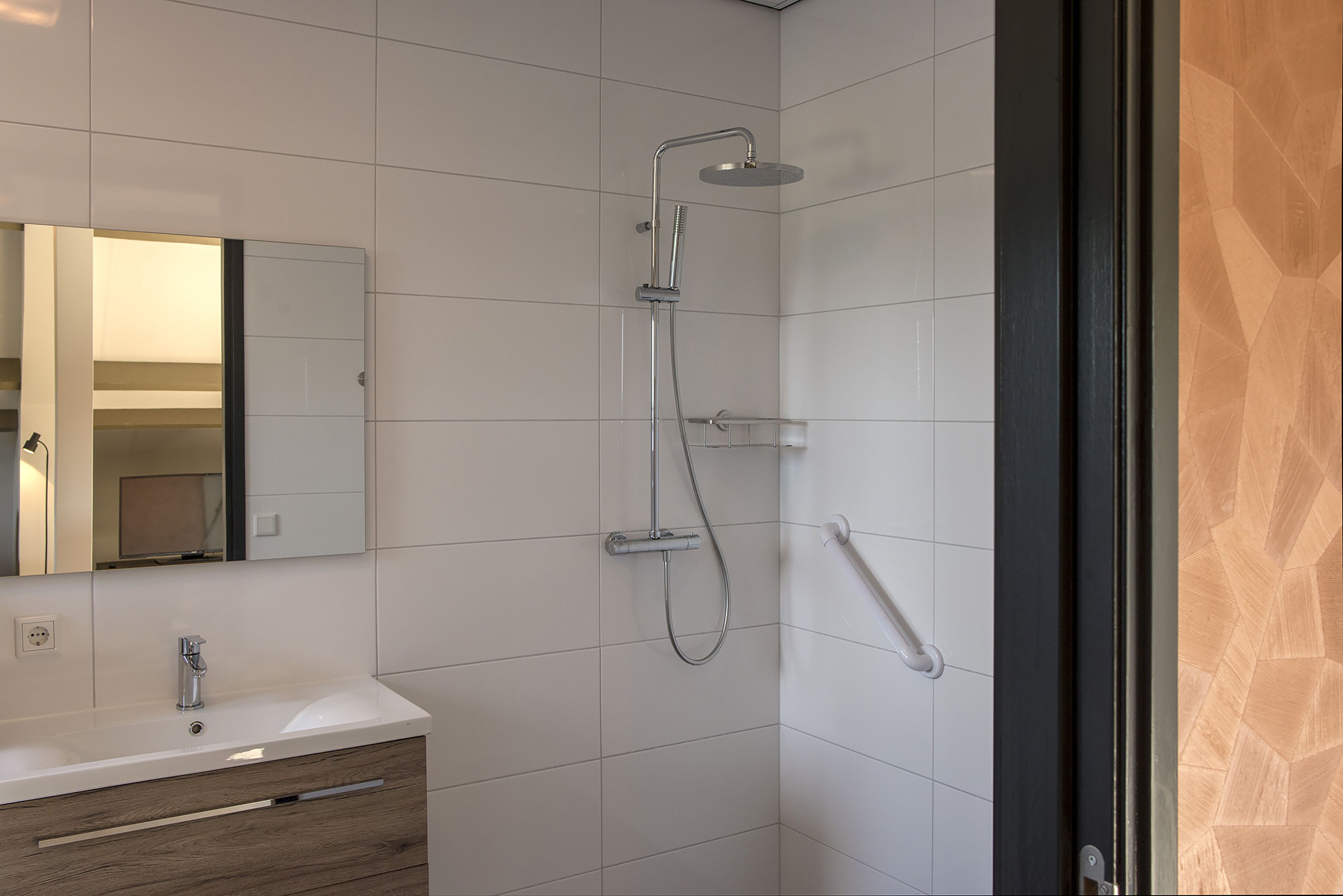 shower, free toiletries, towels