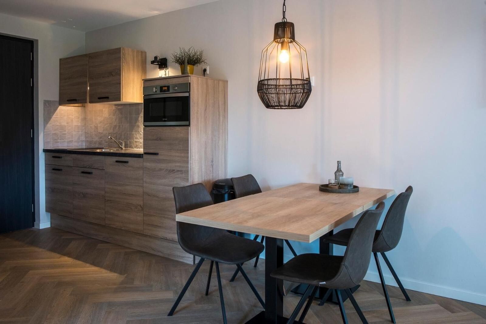 fridge, coffee/tea maker