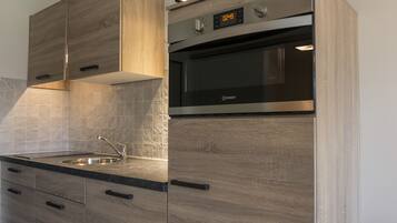 Fridge, coffee/tea maker