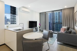Um apartamento moderno com cozinha, sala de jantar e sala de estar.