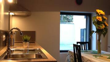 Réfrigérateur dans l'espace commun, micro-ondes dans l'espace commun