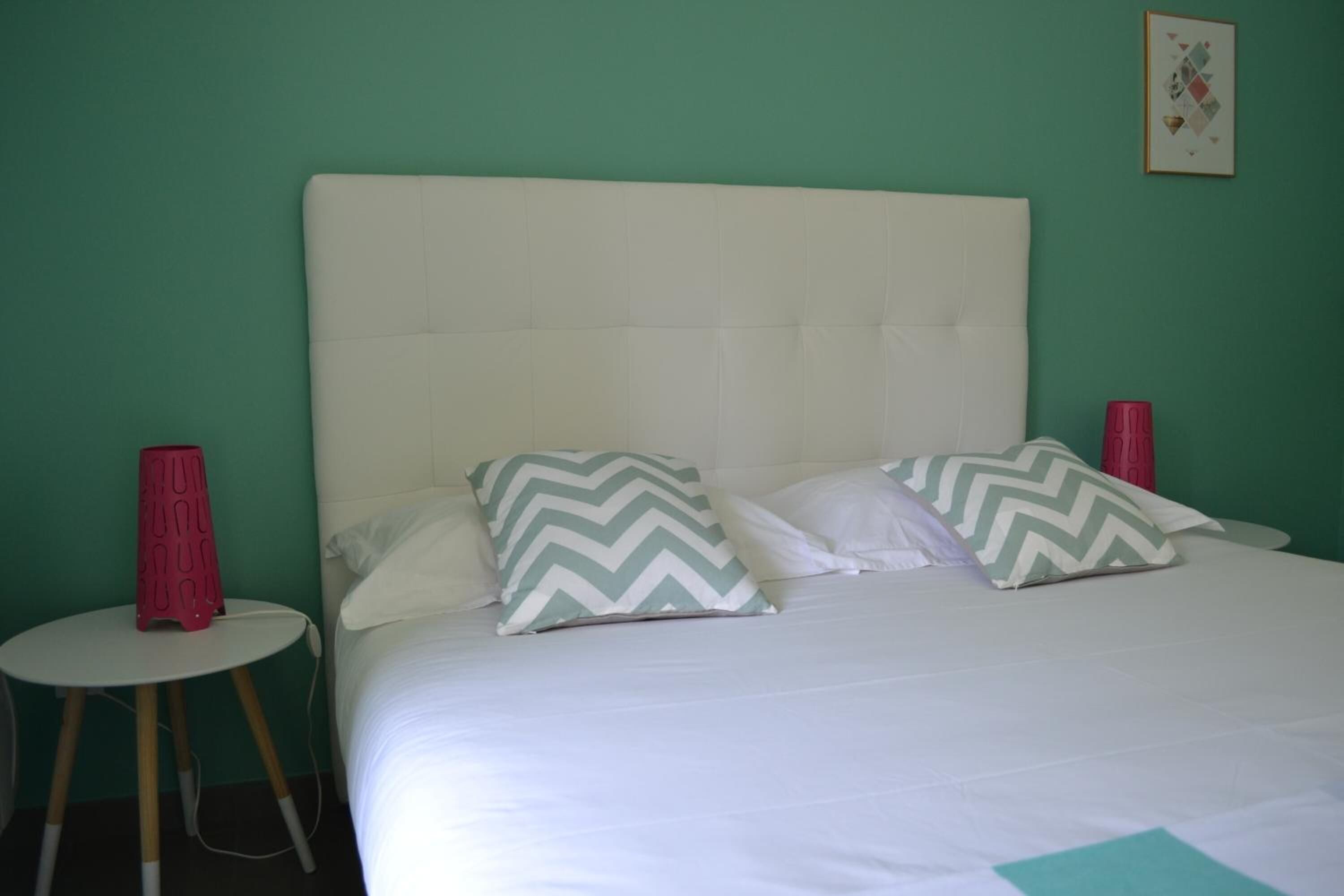 Premium bedding, desk, laptop workspace, cribs/infant beds