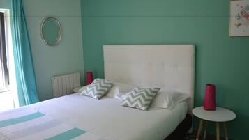 Quarto casal | Roupas de cama premium, escrivaninha, espaço de trabalho para notebook