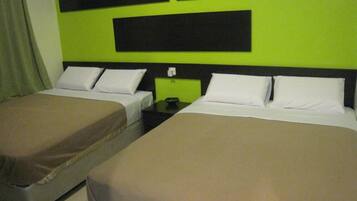 Deluxe Family Room | Desk, iron/ironing board, free WiFi