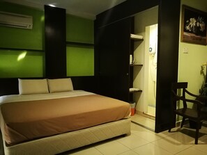 Suite Deluks, 1 Tempat Tidur King | Meja kerja, setrika/meja setrika, dan Wi-Fi gratis