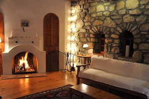 Villa, 4 Schlafzimmer | Wohnbereich | LCD-Fernseher, DVD-Player