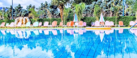 Una piscina al aire libre de temporada, sombrillas