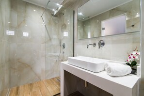 Superior Studio, Garden View (Triple) | Bathroom