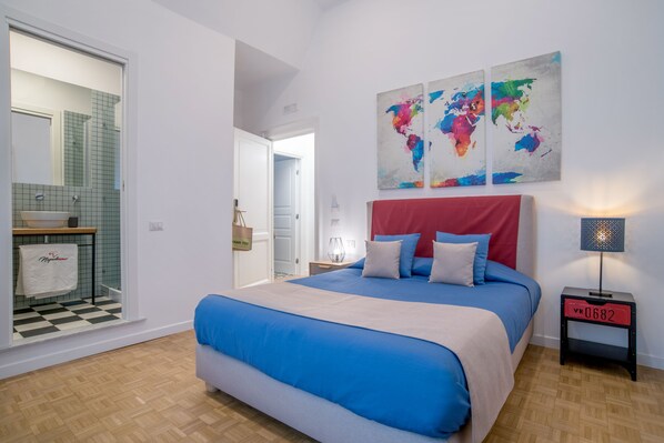 Dobbeltrom | Minibar, safe på rommet, skrivebord og lydisolert