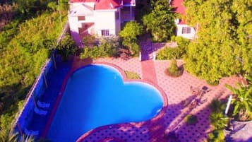 Una piscina techada, una piscina al aire libre