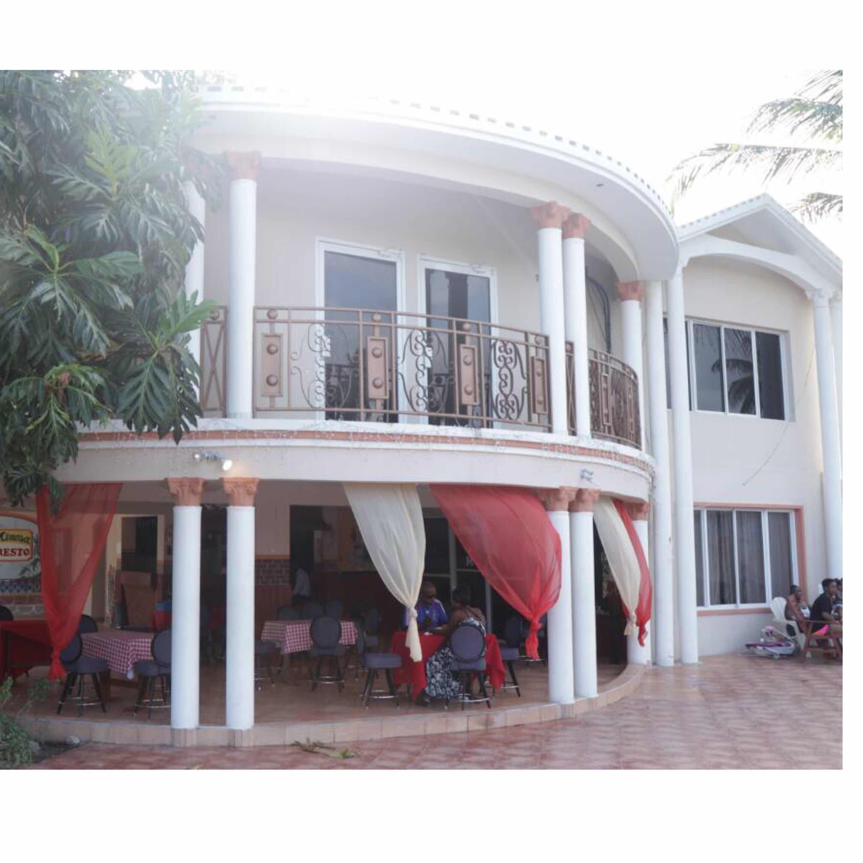 Se sirven desayunos, almuerzos, cenas y cocina local 