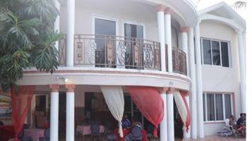 Petit déjeuner et déjeuner servis sur place, spécialités Cuisine locale