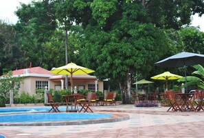 Una piscina techada, una piscina al aire libre