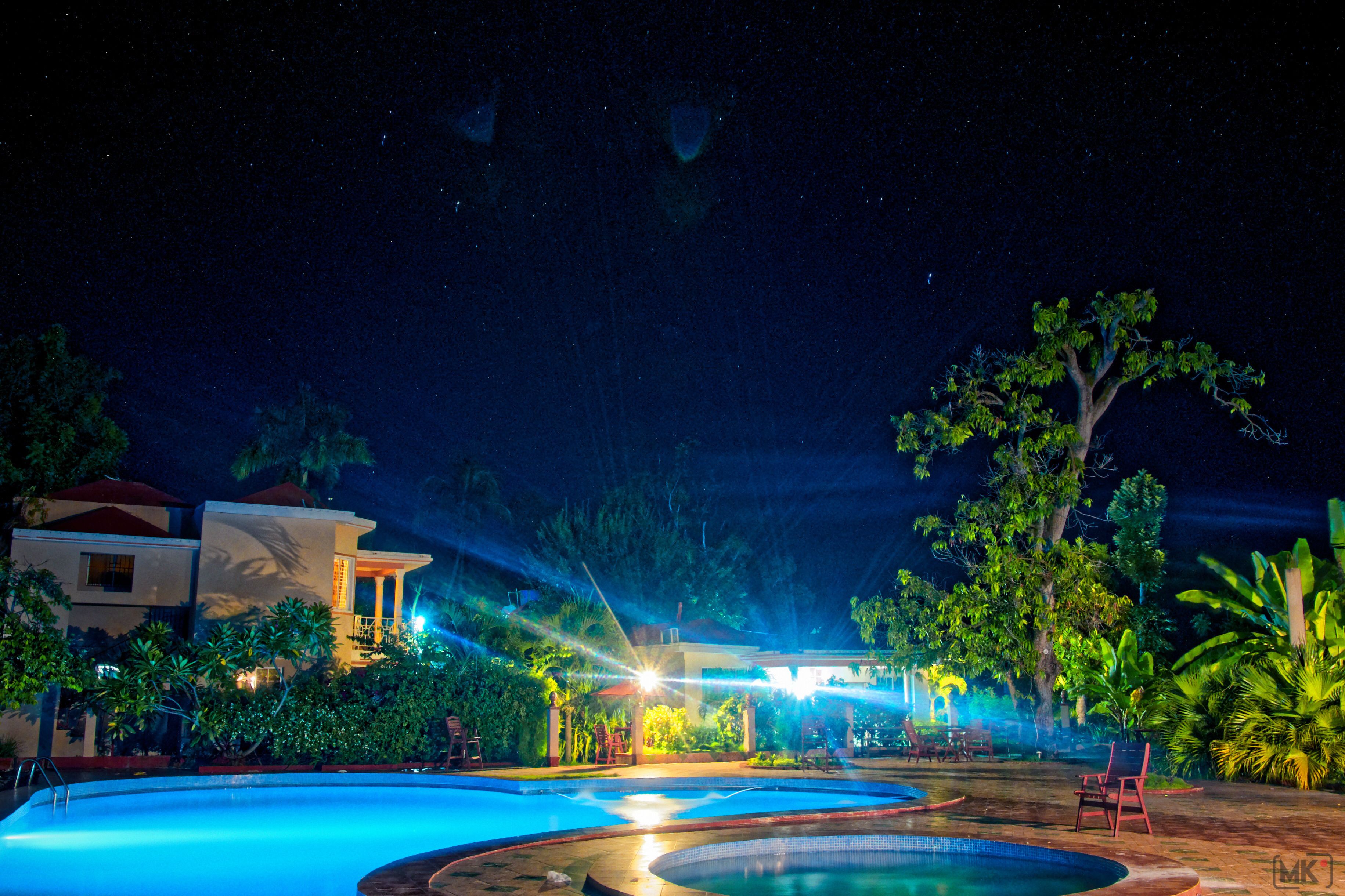 Una piscina cubierta, una piscina al aire libre