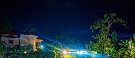 Una piscina techada, una piscina al aire libre