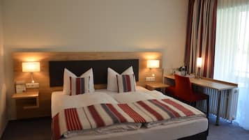 Doppelzimmer, Balkon | Zimmersafe, Schreibtisch, kostenloses WLAN, Bettwäsche