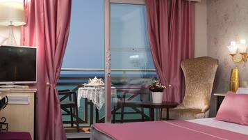 Kolmen hengen deluxe-huone, 1 makuuhuone, rantanäköala | 1 makuuhuone, työpöytä, ilmaiset vauvansängyt, ilmainen Wi-Fi