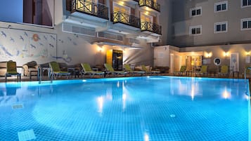 Kauden mukainen ulkouima-allas, aurinkovarjoja, aurinkotuoleja