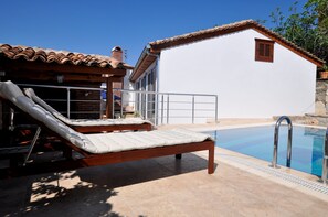 Außenpool, Sonnenschirme, Liegestühle