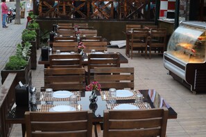 Se sirven desayunos, almuerzos, cenas y cocina turca