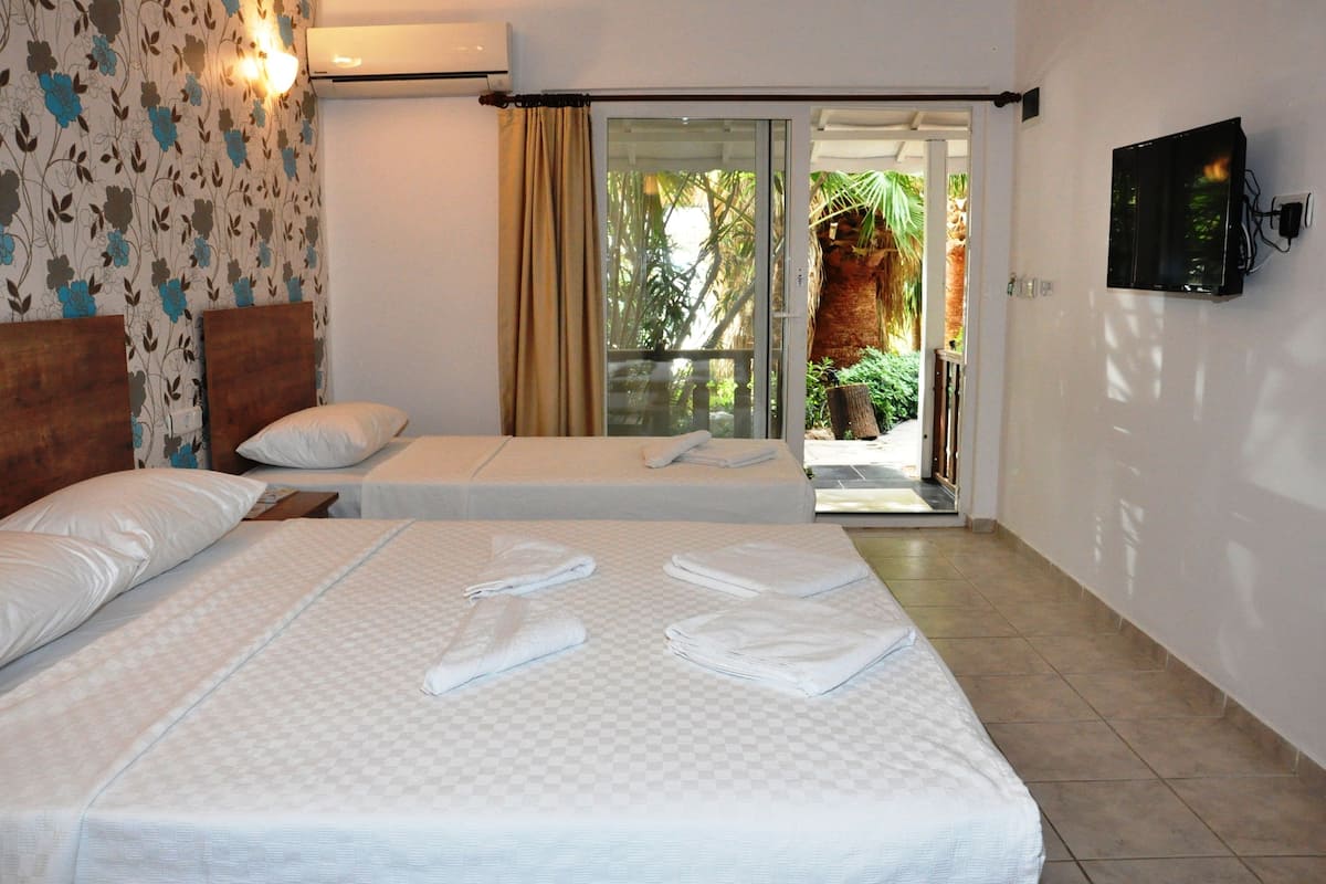 Tabla de planchar con plancha, wifi gratis y ropa de cama