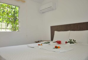 Habitación estándar, 1 cama matrimonial | Tabla de planchar con plancha, wifi gratis y ropa de cama 