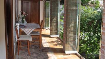 Villa, 2 Bedrooms | In-room dining