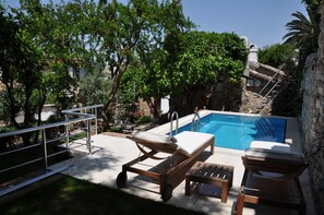 Outdoor pool, pool umbrellas, pool loungers - Goldsmith House (Selçuk)