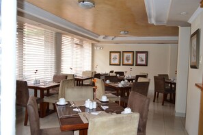 S'hi serveixen esmorzars, dinars i plats de cuina local i internacional 