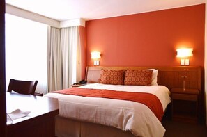 Standard Suite | In-room safe, desk, free WiFi, bed sheets - La Carolina Inn (Quito)