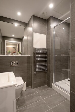 Shower, free toiletries, hair dryer, towels - Nelson Mandela Place (Glasgow)