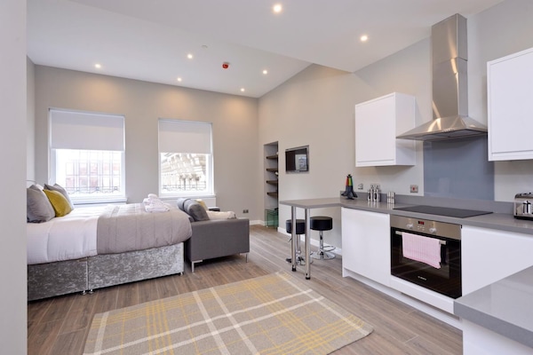 Caja fuerte, escritorio, tabla de planchar con plancha y cunas gratuitas