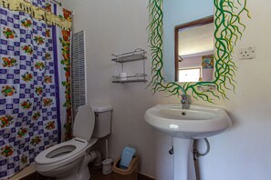 Shower, rainfall showerhead, free toiletries, towels