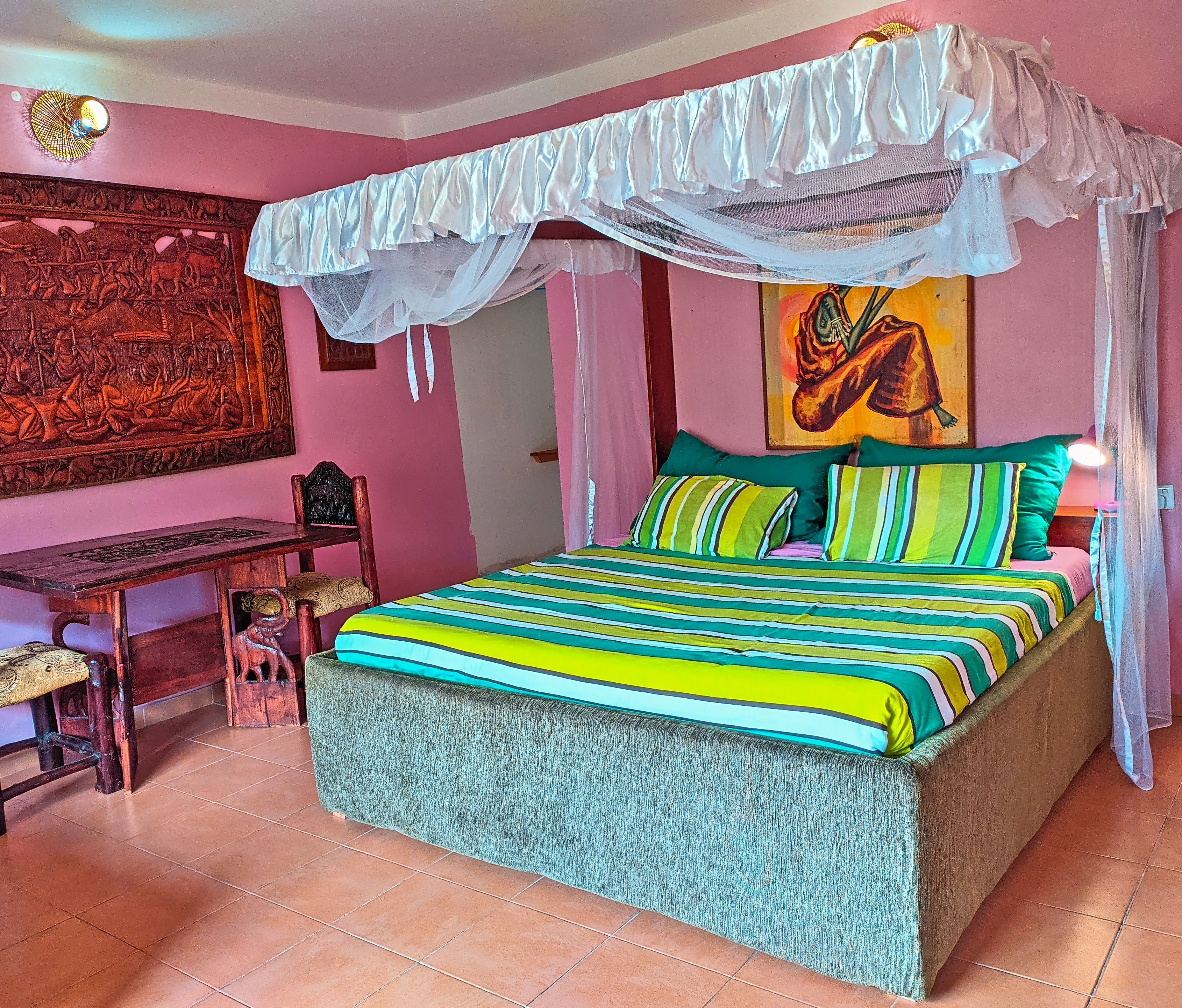 Una habitación con cama, una mesa y sillas.