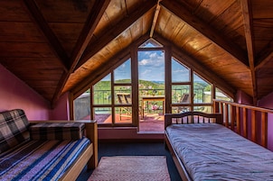 家庭复式房 | 笔记本电脑工作区、床单