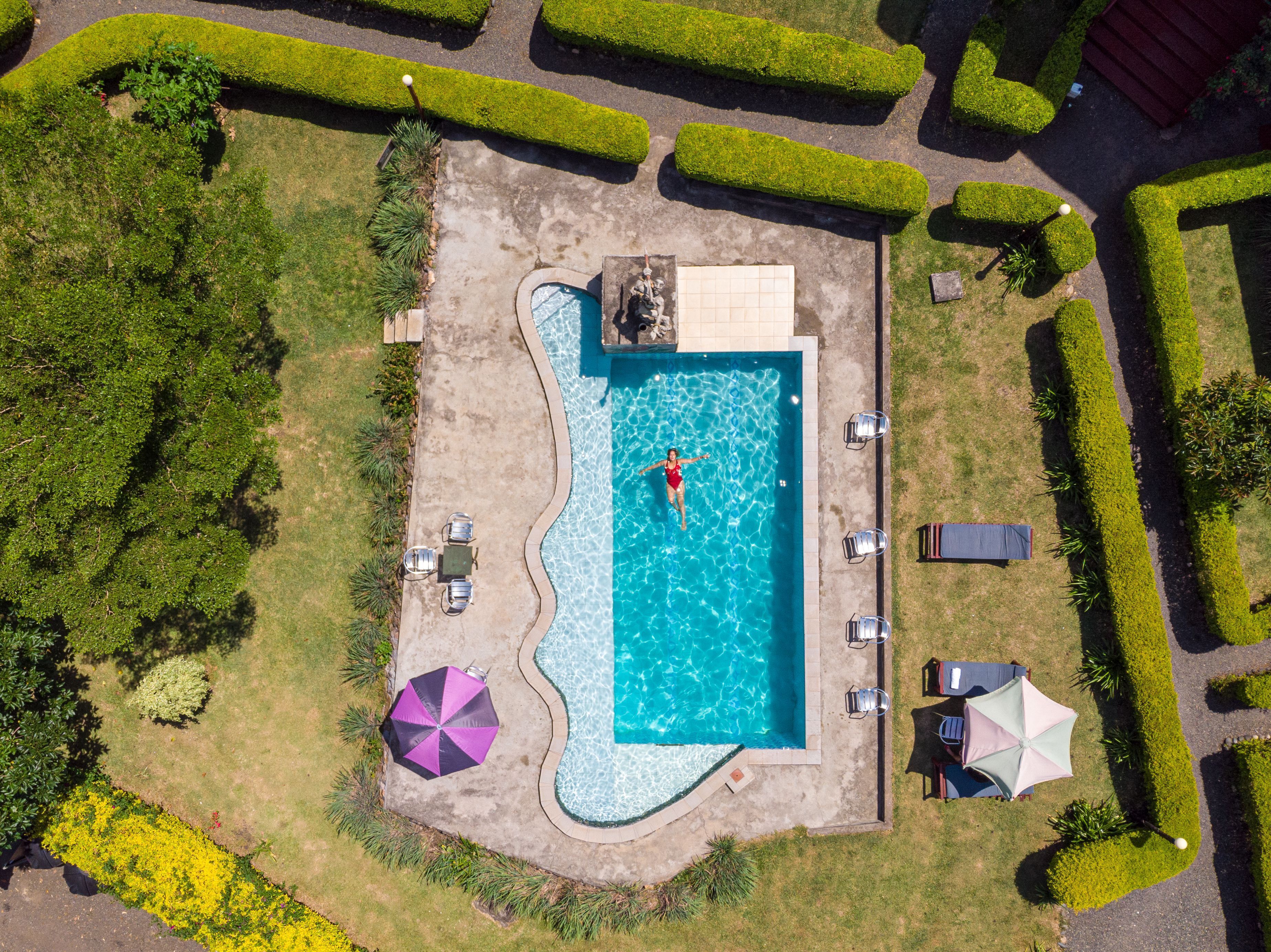 Una piscina al aire libre
