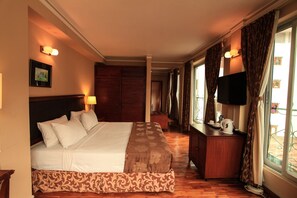 Minibar, coffres-forts dans les chambres, bureau