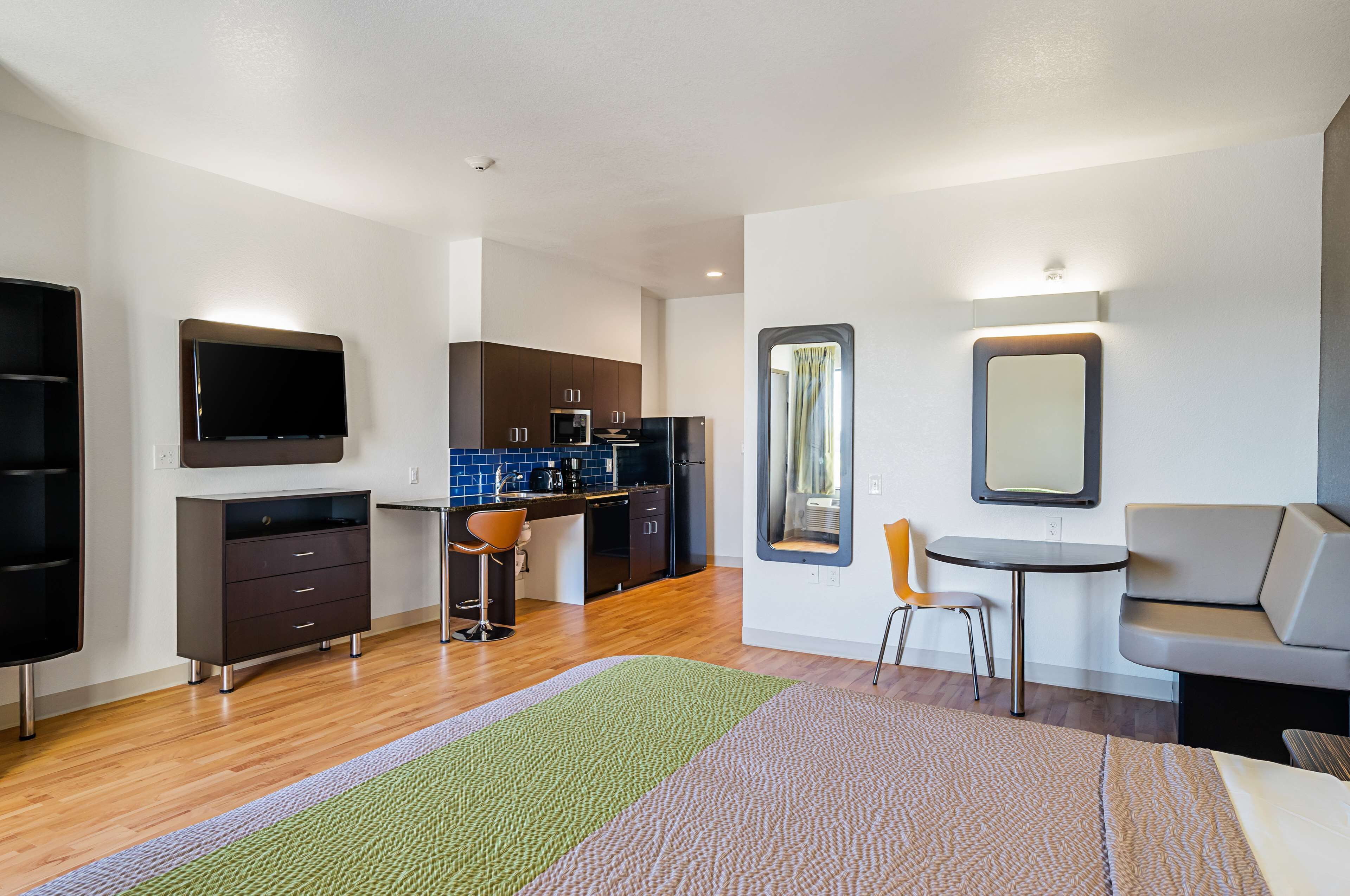 Full-size fridge, microwave, stovetop, dishwasher