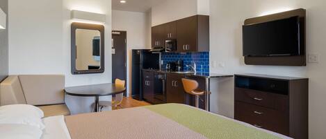 Full-sized fridge, microwave, stovetop, dishwasher