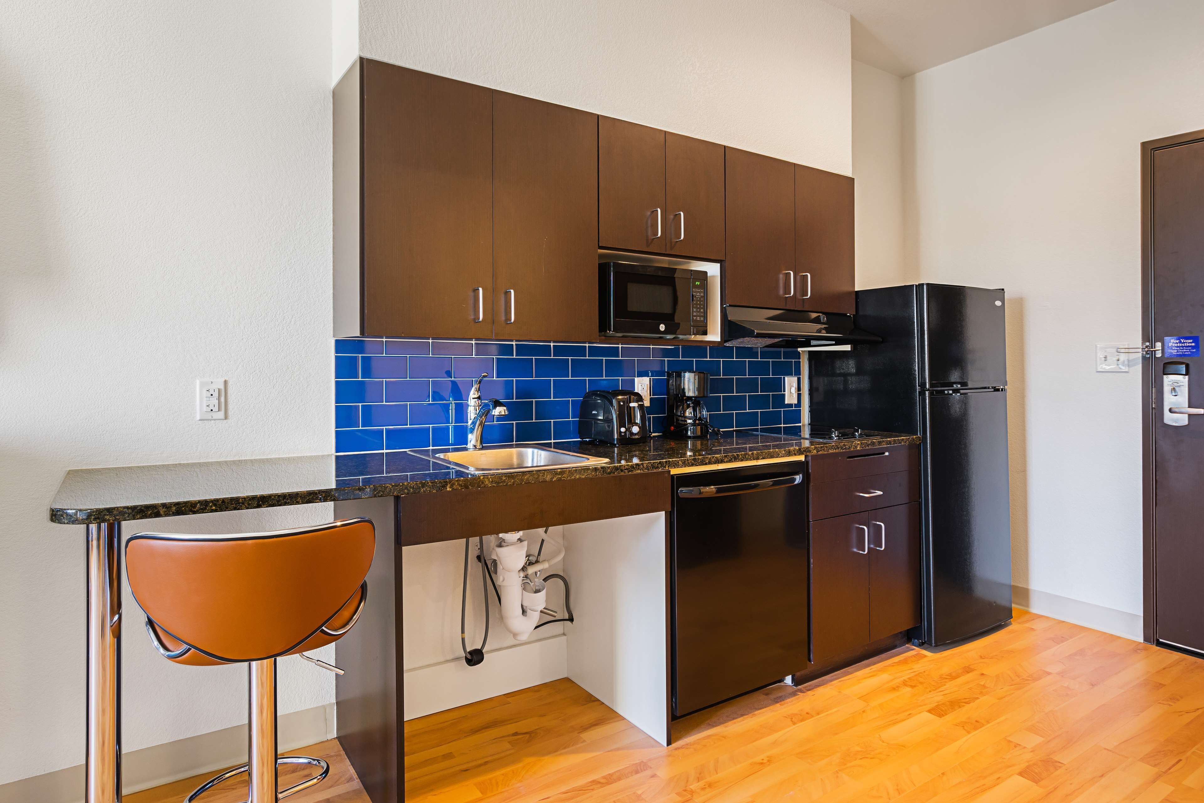 Tủ lạnh, lò vi sóng, bếp nấu, máy rửa bát 