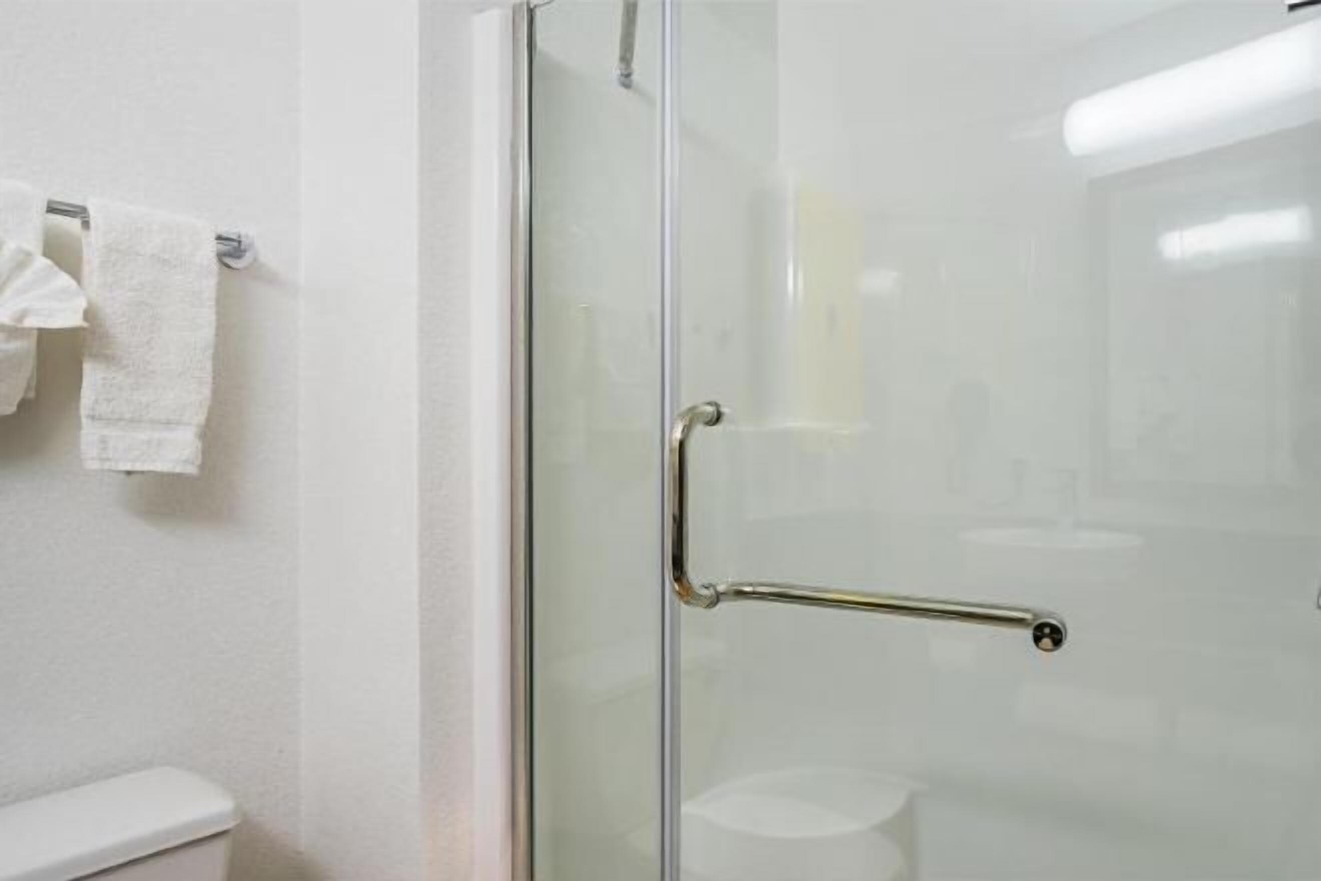 Bathroom | Combined shower/bathtub, rainfall showerhead, free toiletries
