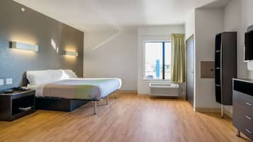 Deluxe kamer, 1 kingsize bed, niet-roken, kitchenette | Donzen dekbedden, verduisterende gordijnen, geluiddichte muren