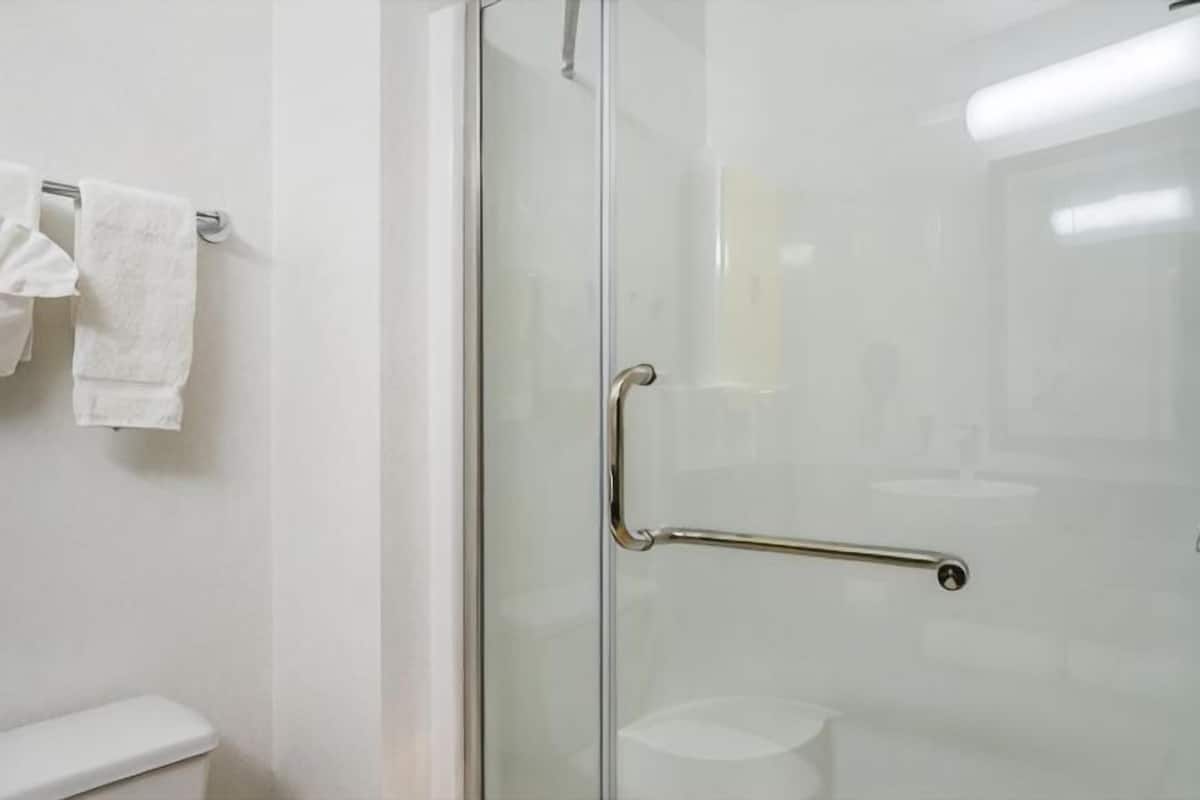 Bathroom | Combined shower/tub, rainfall showerhead, free toiletries, hair dryer