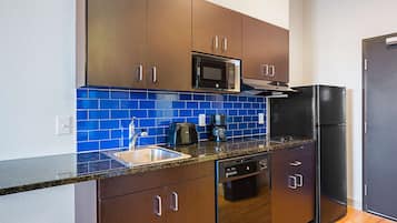 Geladeira grande, micro-ondas, cooktop, lava-louças