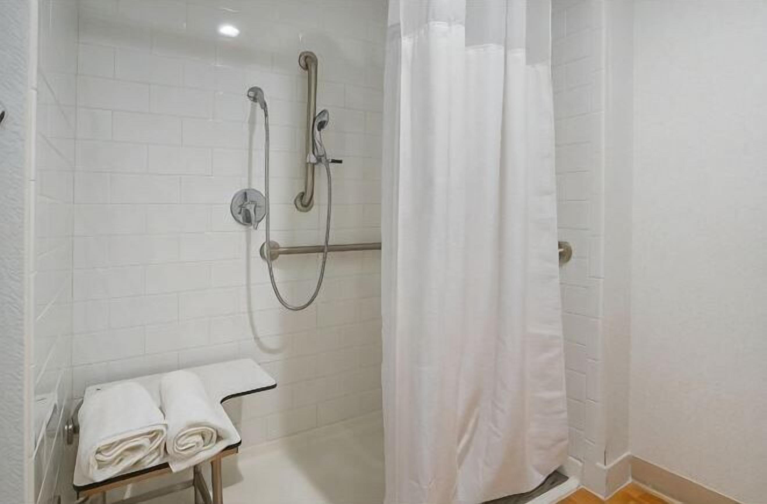 Bathroom | Combined shower/tub, rainfall showerhead, free toiletries, hair dryer