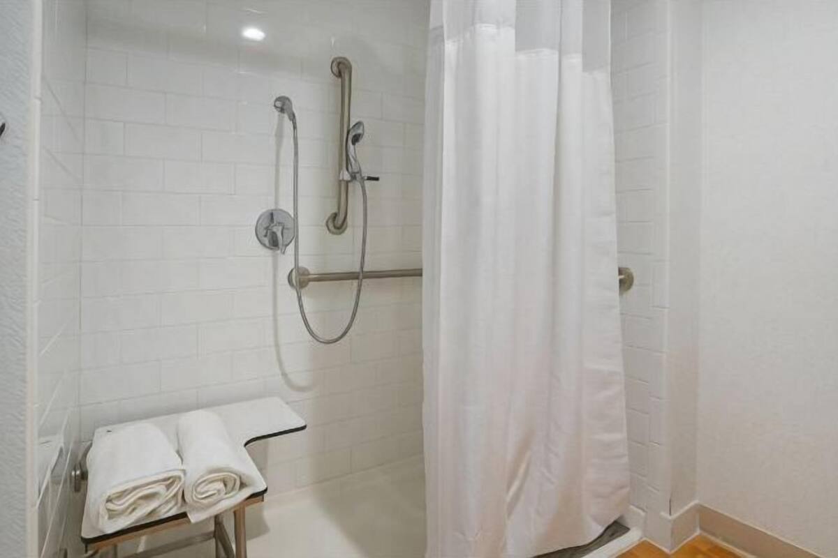 Baño | Ducha y bañera combinadas y cabezal de ducha tipo lluvia
