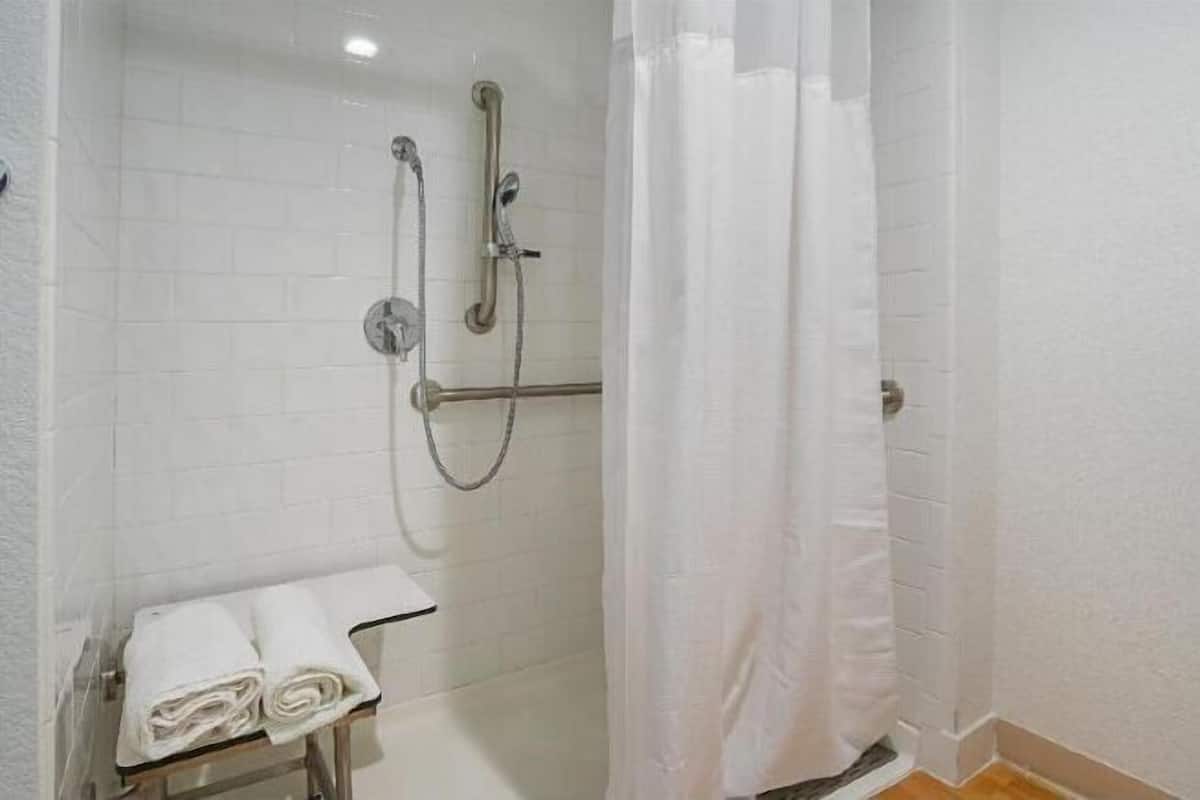 Bathroom | Combined shower/tub, rainfall showerhead, free toiletries, hair dryer