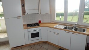 Departamento, 2 habitaciones | Cocineta privada | Refrigerador, parrilla de estufa y utensilios de cocina 