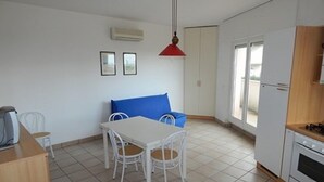 Departamento, 2 habitaciones | Servicio de comidas a la habitación